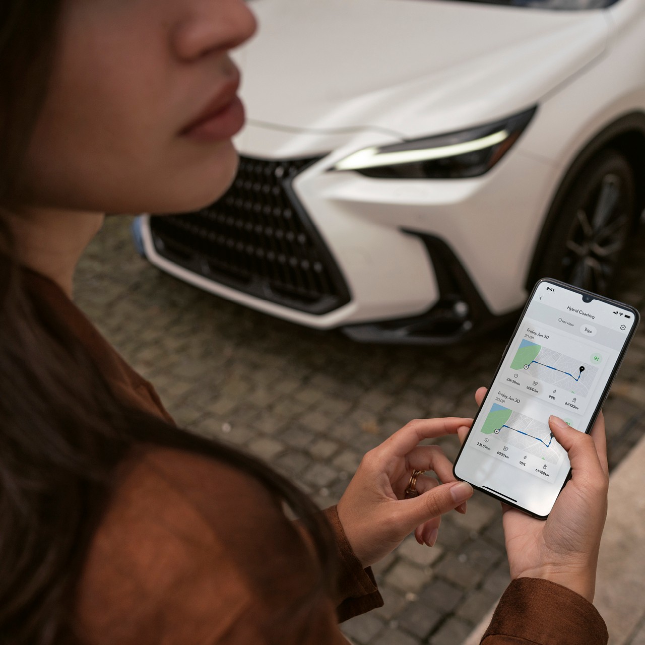 Vrouw bedient Lexus Link+ app