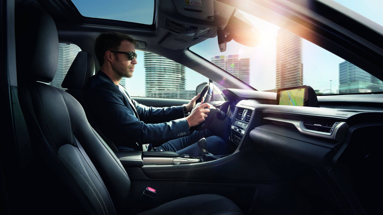 Lexus-RX-interieur-man-zonnebril-stuur