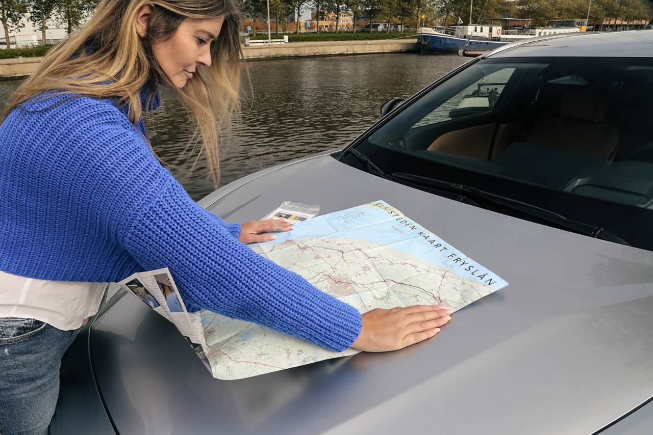 Lexus RZ300e Elfstedentocht zonder klunen De Swette kaart op motorkap