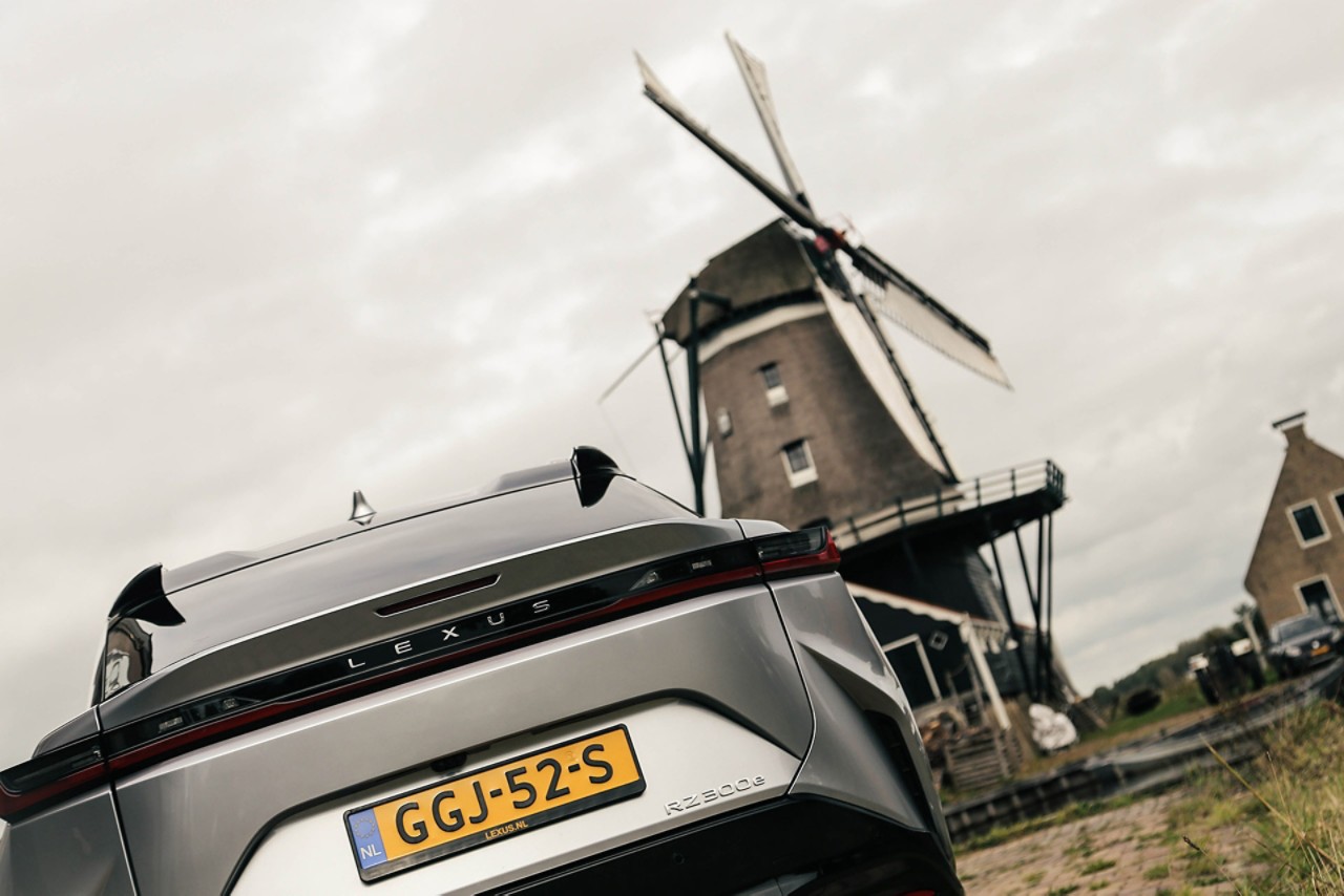 Lexus RZ300e voor molen Elfstedentocht zonder klunen IJlst