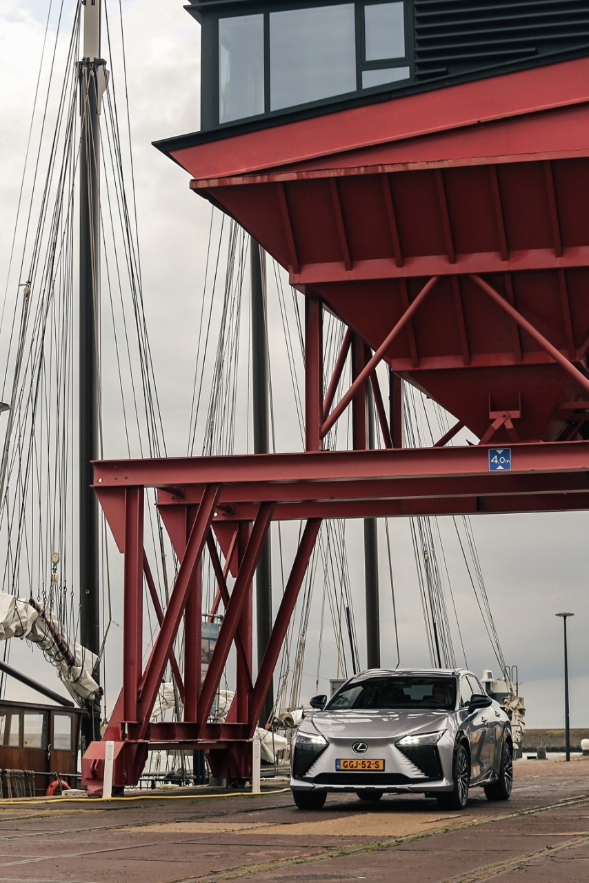 Lexus RZ300e Elfstedentocht zonder klunen zeilboten haven Harlingen