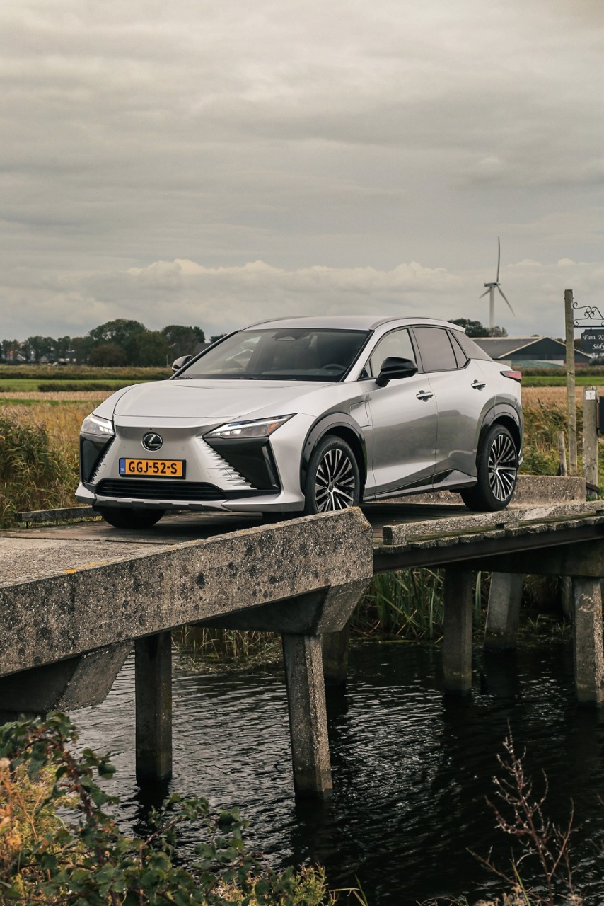 Lexus RZ300e schuin vooraanzicht rijdend in natuurgebied Elfstedentocht zonder klunen