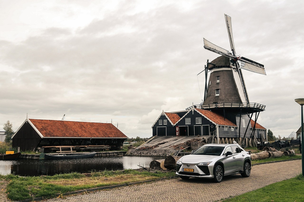 Lexus RZ300e voor molen en gebouwen IJlst