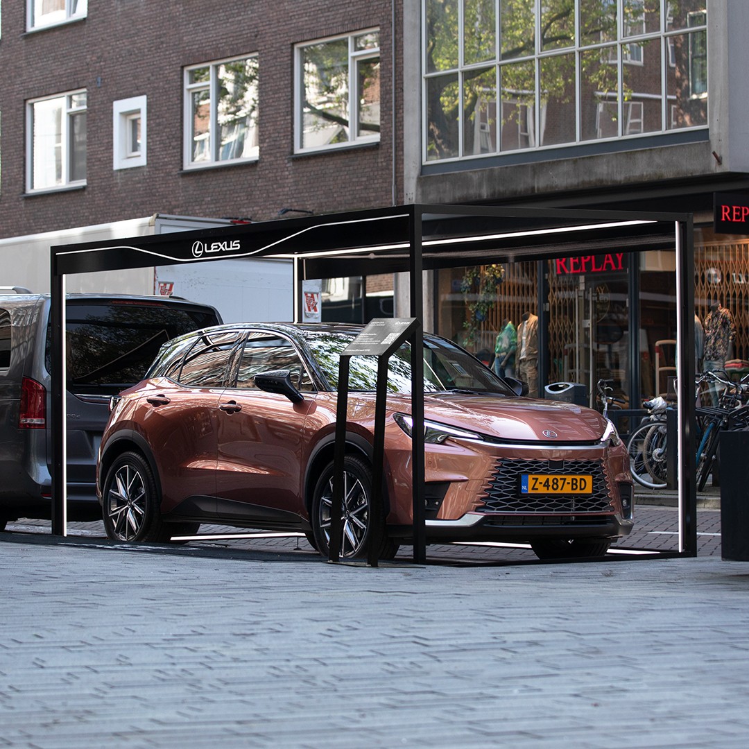 Lexus LBX,exterieur,in showroom Amsterdamse PC Hooftstraat,driekwart vooraanzicht
