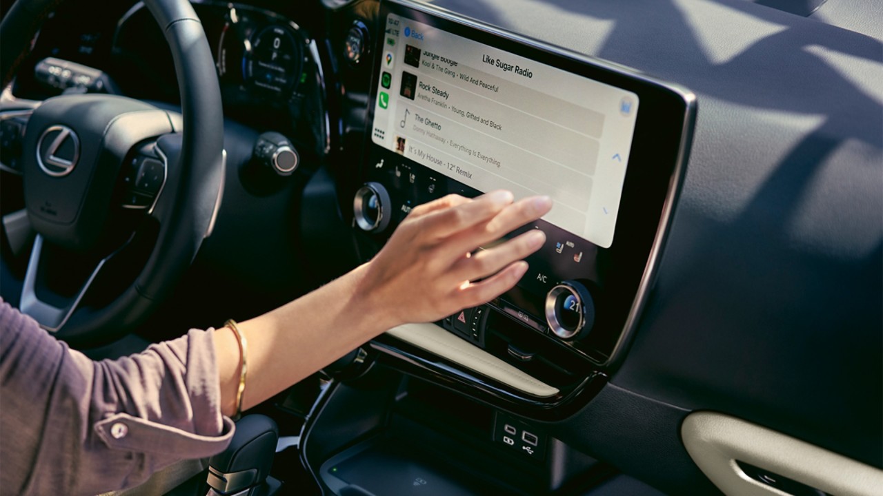 Een persoon in interactie met een Lexus touchscreen display