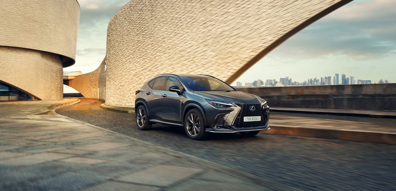 Zijaanzicht van een blauwe Lexus NX 450h+